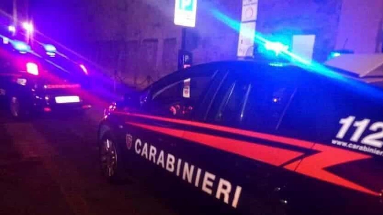 Tenta di sfondare la porta di casa della madre, torna il giorno dopo: arrestato dai carabinieri