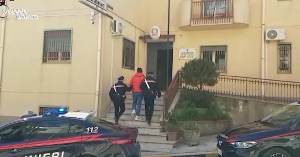 Rapina, estorsioni e droga: quattro persone in manette